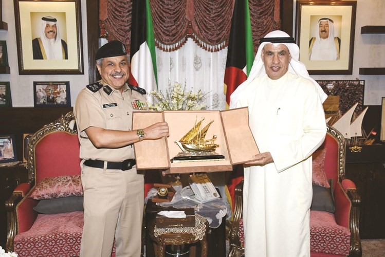 صالح الفضالة مكرما الشيخ اللواء مازن الجراح
