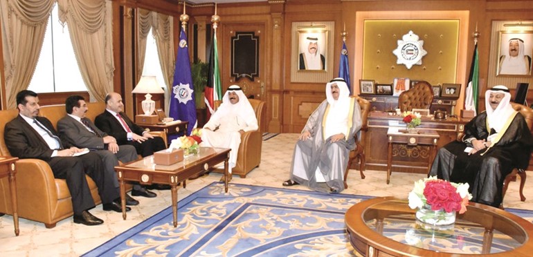 الشيخ محمد الخالد مستقبلا محافظ البصرة دماجد النصراوي ويبدو الفريق م ثابت المهنا ﻿
