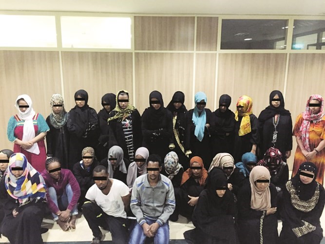 اعضاء التشكيل العصابي بعد القبض عليهم﻿