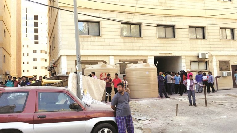 العمال متجمهرون امام الشركة ﻿