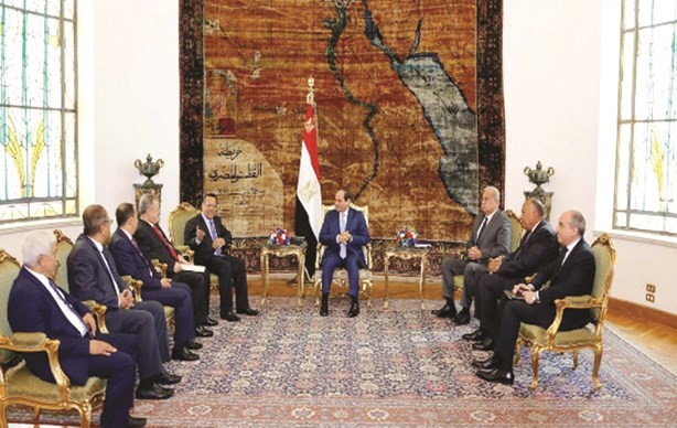 الرئيس عبدالفتاح السيسي خلال لقائه الوفد اليمني امس ﻿