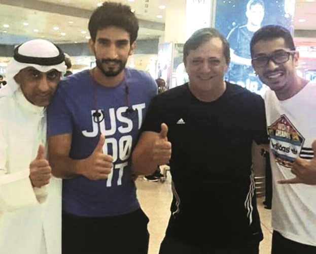 انطونيو مع مستقبليه في المطار