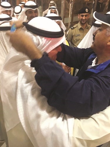 الرشيدي يهدى الشيخ سلمان الحمود الميدالية البرونزية 