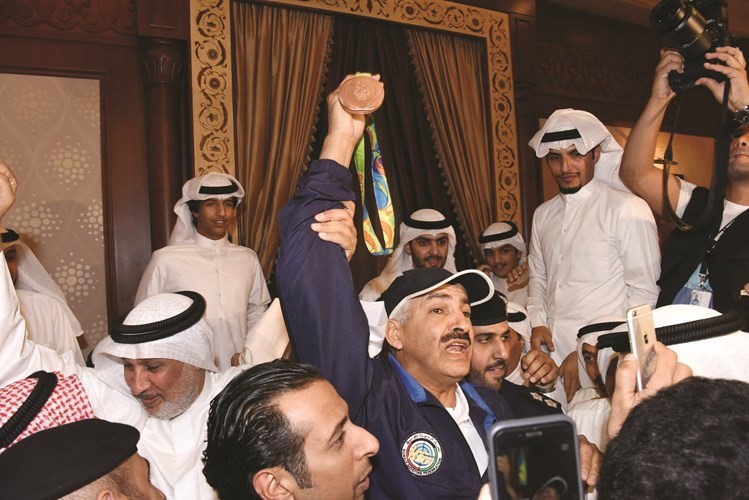 البطل الرشيدي محاطا بالحضور