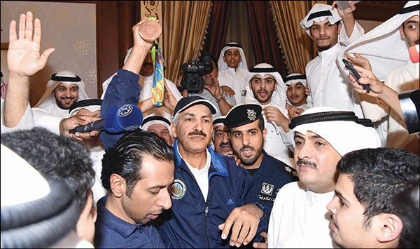 البطل البرونزي عبدالله الرشيدي محاطا بمستقبليه لدى وصوله الى ارض الوطناحمد علي