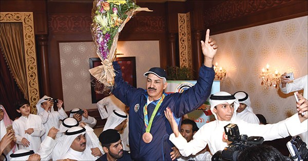 عبدالله الطرقي صاحب الميدالية البرونزية الاولمبية وسط محبيه ومستقبليه في مطار الكويت امس احمد علي