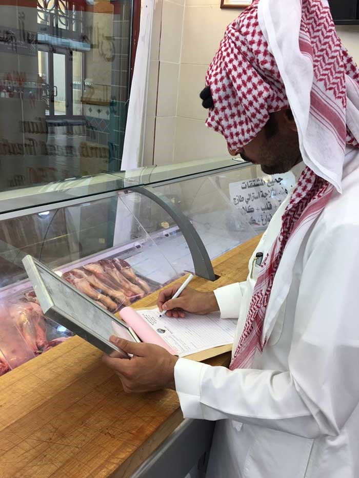«التجارة» تحبط مخالفات بسوق الخضار والفواكه وبعض الأسواق المركزية بالفحيحيل