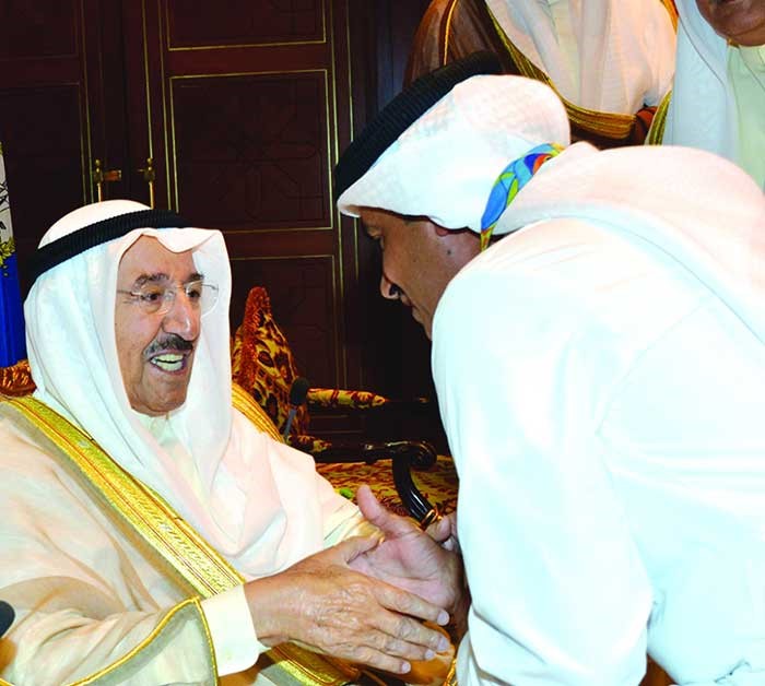 صاحب السمو الامير الشيخ صباح الاحمد مصافحا فهيد الديحاني