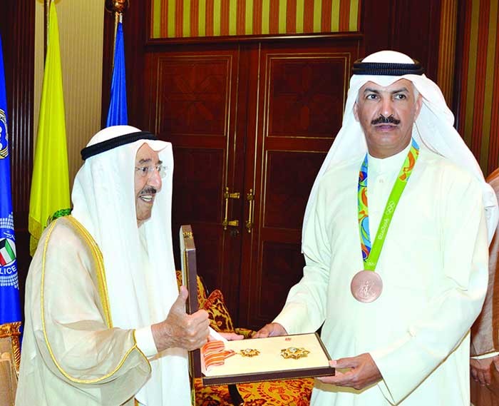 صاحب السمو الامير الشيخ صباح الاحمد يسلم عبدالله الرشيدي وسام الكويت ذو الرصيعة من الدرجة الاولى