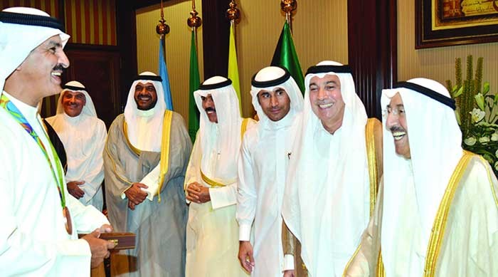 صاحب السمو الامير الشيخ صباح الاحمد وسمو ولي العهد الشيخ نواف الاحمد والشيخ احمد المنصور وعدد من الرياضيين 