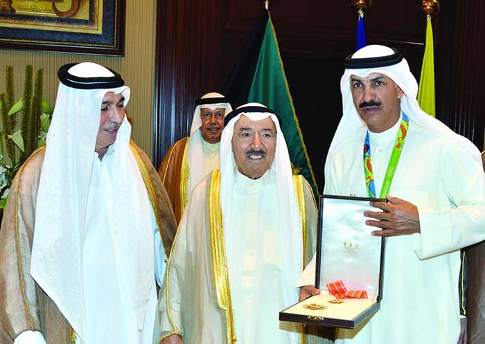 بالفيديو.. الأمير يهدي الديحاني 100 ألف دينار وقسيمة.. والرشيدي 50 ألفا وقسيمة صناعية