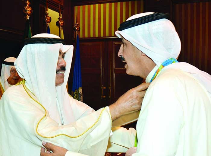سمو ولي العهد الشيخ نواف الاحمد يقلد الرشيدي الميدالية البرونزية