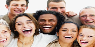فوائد الضحك المصطنع مماثلة للضحك العفوي