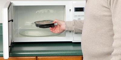 هذا ما تفعله وجباتُ المايكرويف الجاهزة بجسدك وعقلك.. احذرها!