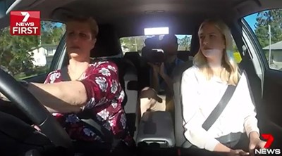 بالفيديو.. مسنة تكرس وقتها للعمل كسائقة أجرة للفتيات فقط لتوفير الأمان لهن