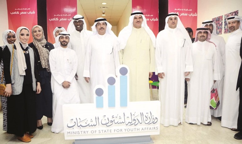 الشيخ سلمان الحمود مع عدد من المشاركين في المشروع 