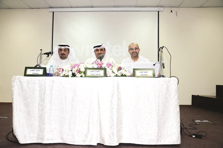 د فيصل القحطاني وفهد المذن والزميل مفرح الشمري اثناء الندوة﻿