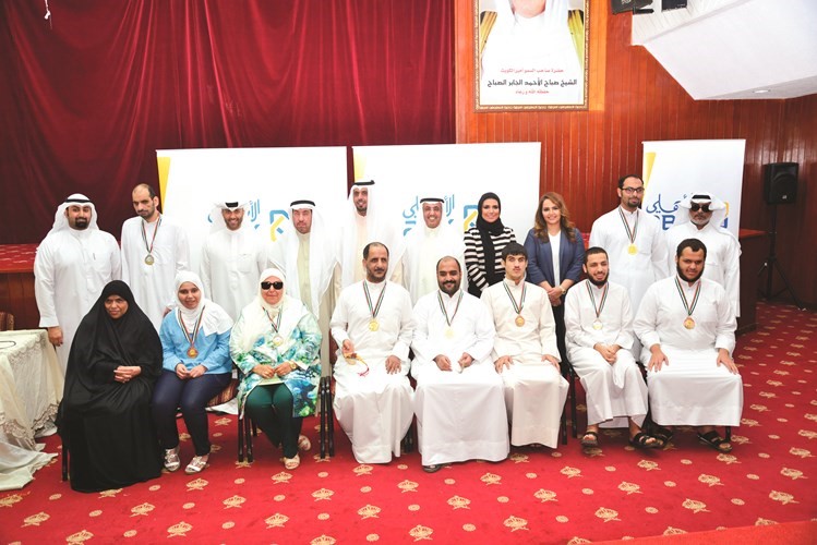 فايز العازمي وفوزي الثنيان يتوسطان المكرمين في المهرجان 	شانافاس قاسم ﻿