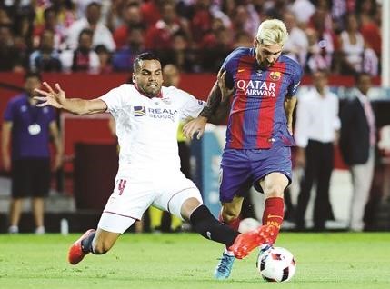 نجم برشلونة ليونيل ميسي سيجد رقابة من مدافع اشبيلية غابرييل ميركادو افپ