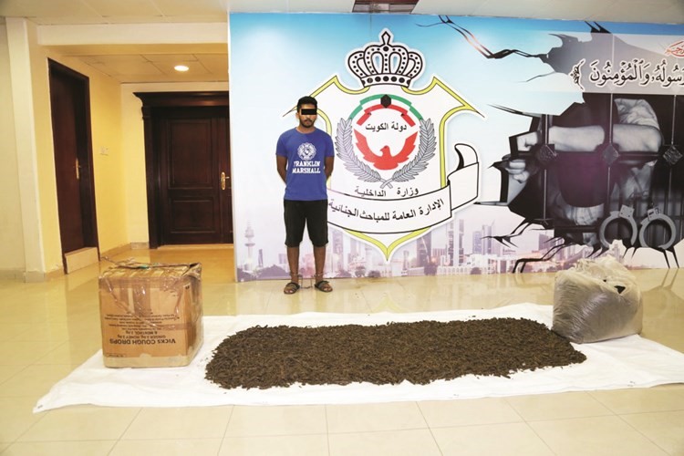 المتهم الباكستاني وامامه المضبوطات﻿