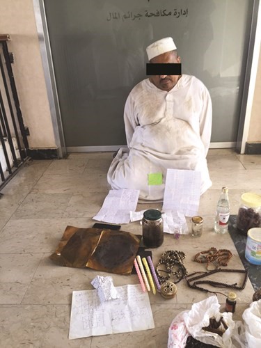  المشعوذ السوداني بعد ضبطه وامامه ادوات الشغل ﻿