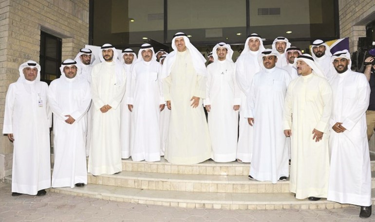 الشيخ سلمان الحمود يتوسط مسؤولي مركز شباب العارضية