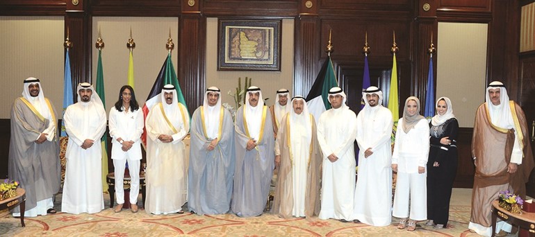 صاحب السمو الامير الشيخ صباح الاحمد وسمو ولي العهد الشيخ نواف الاحمد خلال استقبال الشيخ سلمان الحمود والشيخ احمد المنصور وفريق عمل اعداد استراتيجية الهيئة العامة للشباب 