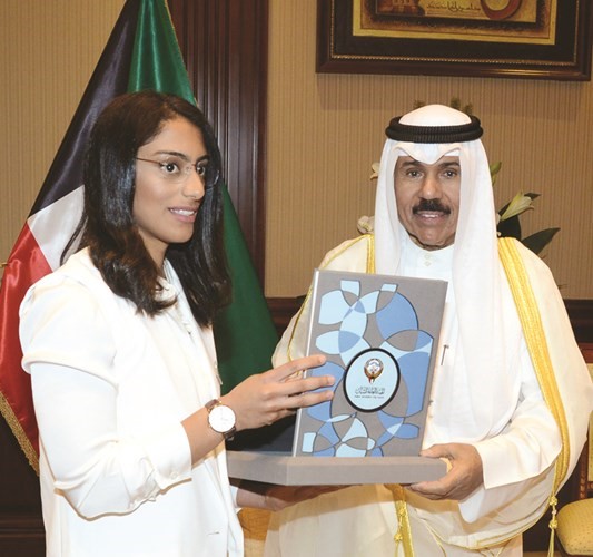 سمو ولي العهد خلال تسلمه الاستراتيجية 