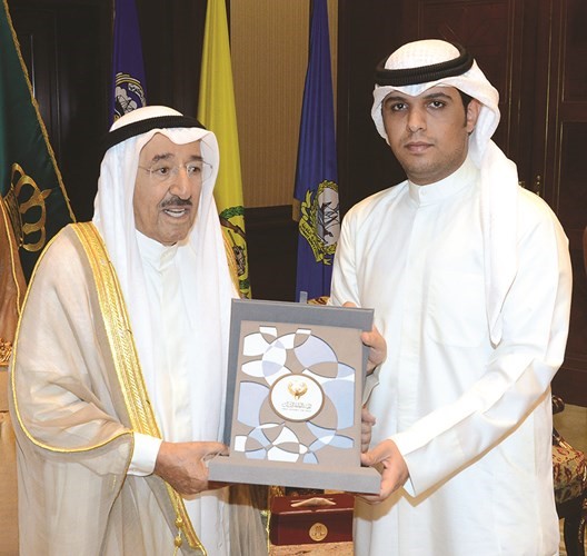 صاحب السمو الامير يتسلم استراتيجية هيئة الشباب 