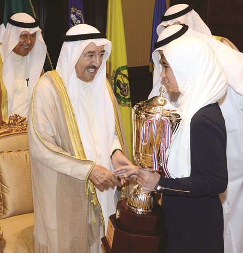 صاحب السمو مصافحا احدى الطالبات الفائزات 