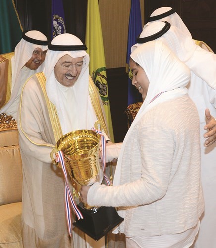 سمو الامير مع احدى الطالبات الفائزات 