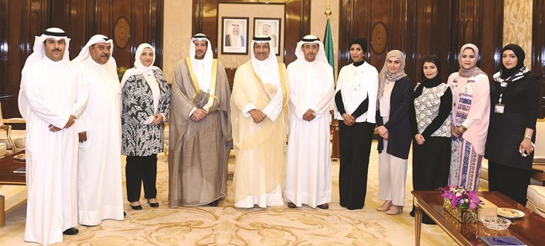 سمو رئيس مجلس الوزراء الشيخ جابر المبارك مستقبلا الشيخ عبدالله الاحمد وعددا من المسؤولين والعاملين في هيئة البيئة