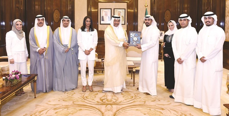 سمو رئيس مجلس الوزراء الشيخ جابر المبارك مستقبلا عبدالرحمن المطيري ومسؤولين بهيئة الشباب 
