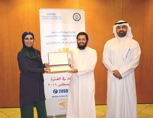 «علوم وهندسة الحاسوب» اختتمت البرنامج التدريبي الأول للشهادات المهنية