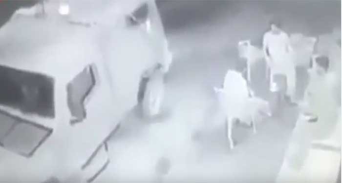 بالفيديو.. هربوا قبل انفجار القنبلة بثوانٍ