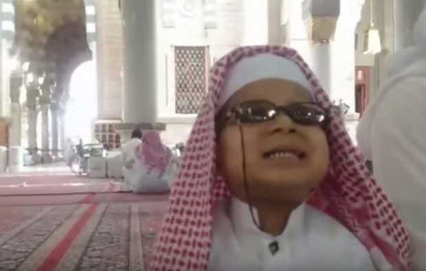 بالفيديو.. طفل كفيف حفظ القرآن كاملاً عبر المذياع..دون علم أهله !