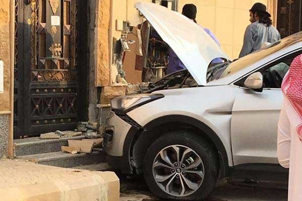 بالصور..امرأة تعتدي على سائقها الخاص لتقود سيارة زوجها وتحطم جدران منزل زوجته الجديدة