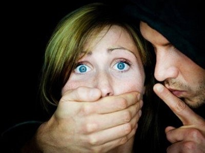 بعد خطفها ونشر صورها شاب يخيّر صديقته بين الزواج أو القتل!