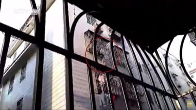 بالفيديو.. "الرجل العنكبوت" يتسلق 6 طوابق لإنقاذ طفل!