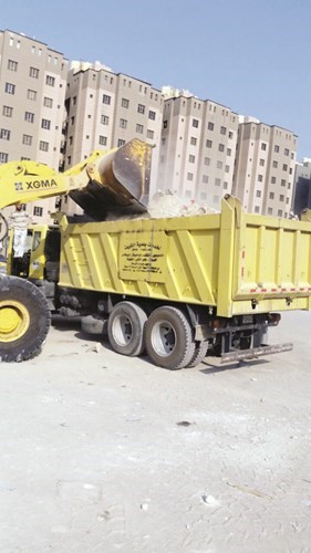 اليات البلدية خلال رفع الانقاض 