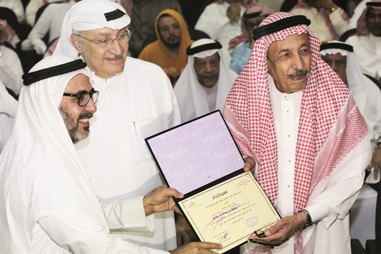 هدية تكريمية للشاعر مصطفى زقزوق من الجمعية يسلمها له دعمر الجاسر بمشاركة الفنان جميل محمود