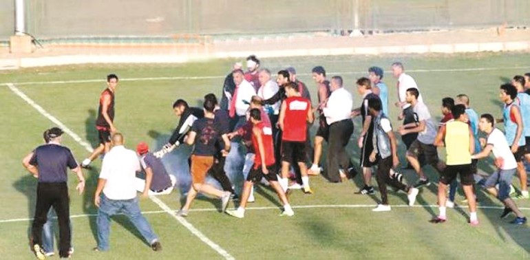 جمهور الالتراس يهاجم لاعبي الاهلي خلال التدريب