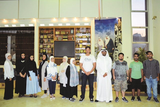 علي الجمعة وعلي السبيعي يتوسطان المشاركين في البرنامج﻿