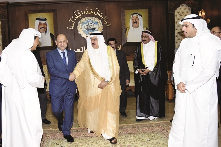 الفريق ثابت المهنا مودعا محافظ البصرة 
