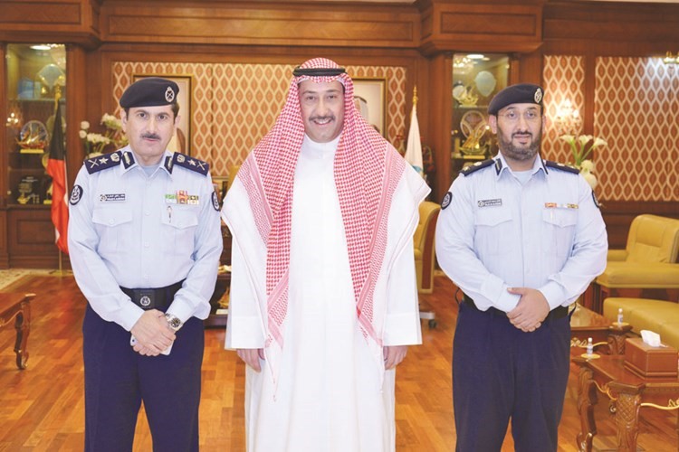 الشيخ فيصل الحمود خلال استقباله الفريق خالد المكراد﻿