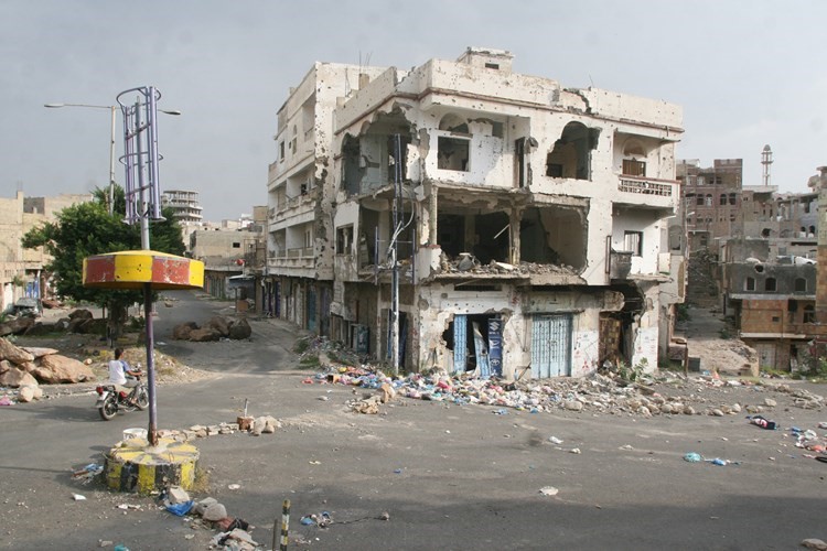 اثار المواجهات بادية على احد المباني في تعز امسرويترز