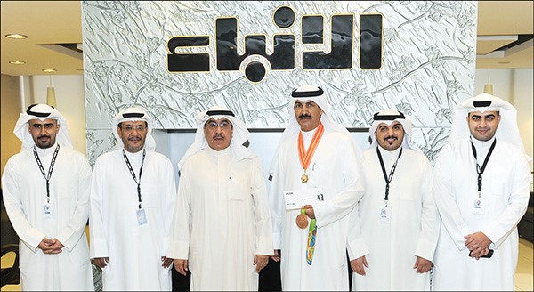 البطل الاولمبي عبدالله الطرقي متوجا بالبرونزية في ضيافة الانباء مع نائب رئيس التحرير الزميل عدنان الراشد والزملاء بالقسم الرياضيهاني الشمري