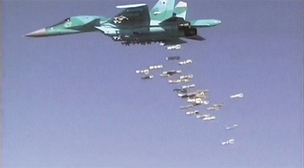صورة ماخوذة من فيديو نشرتها وزارة الدفاع الروسية لـسوخوي 34 تقصف دير الزور امس بعد تحركها من قاعدة همدان الايرانيةرويترز﻿