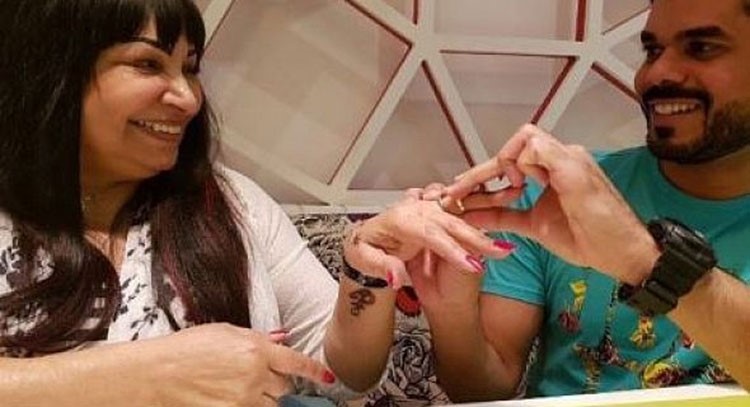 بالفيديو.. خطوبة أمل عباس وخالد البناو.. فكرة مسلسل جديد!