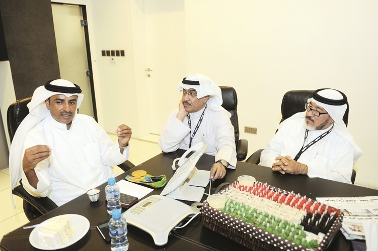 البطل الذهبي يتحدث للزميلين عدنان الراشد ويوسف عبدالرحمن